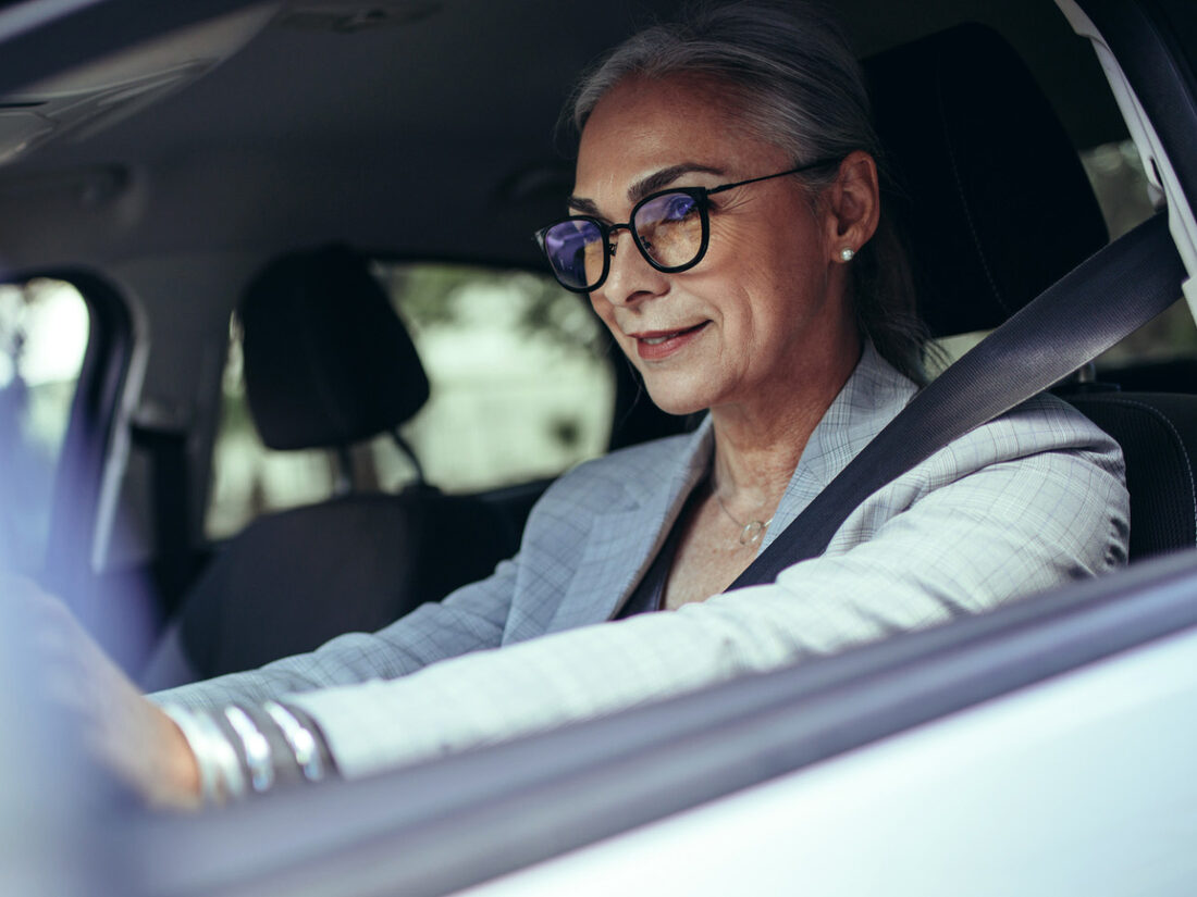 Szemüveges autóvezető ZEISS Progressive DriveSafe lencsével